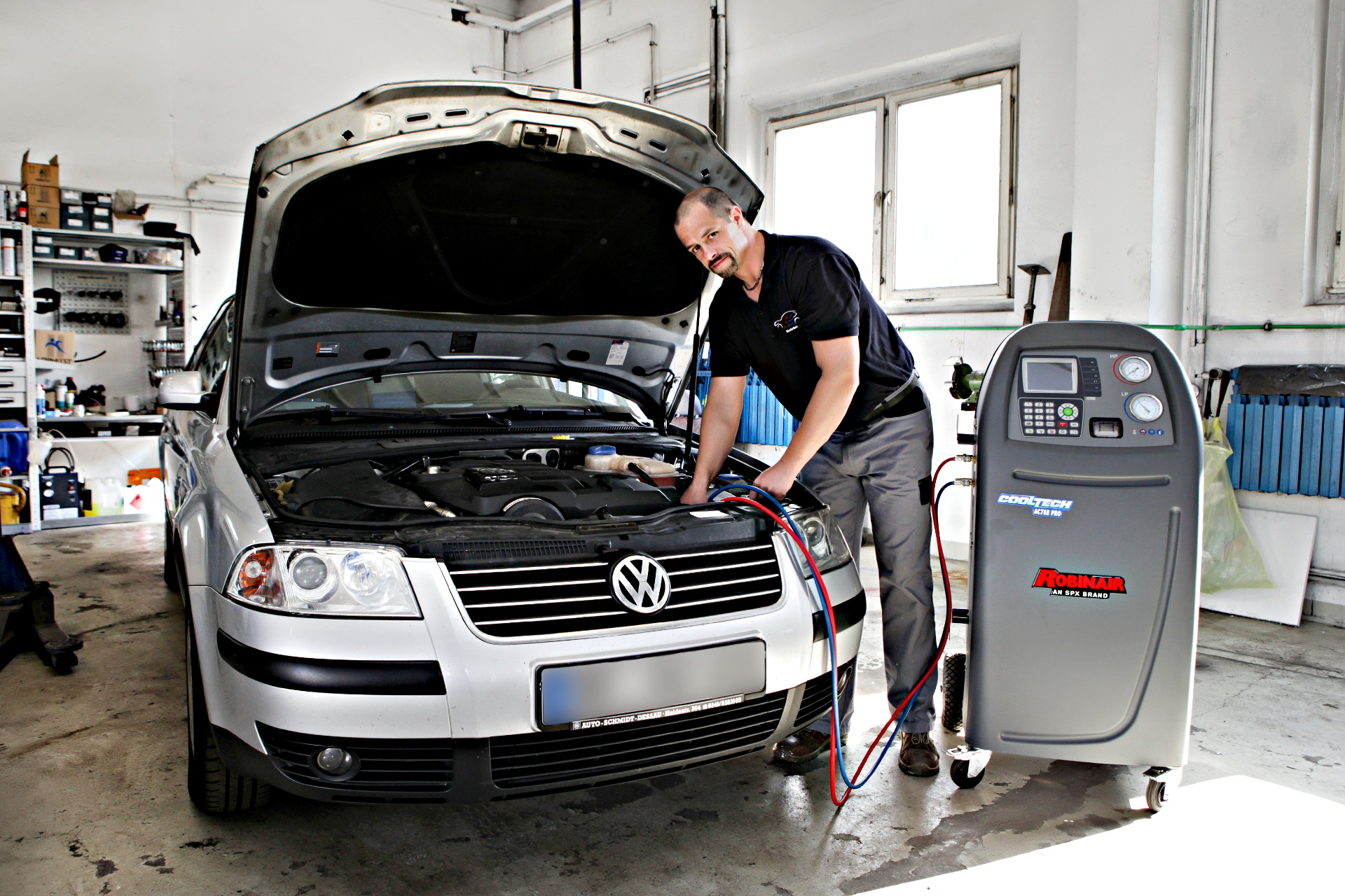 Fahrzeug und Diagnosetechnik in der Werkstatt